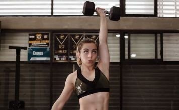 Chica realizando un Wod de CrossFit con mancuerna