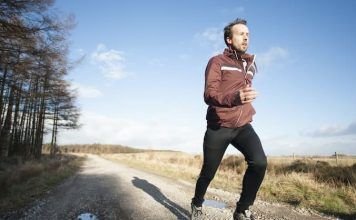 Hombre corriendo para medir su resistencia cardiovascular en CrossFit