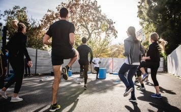 grupo atletas calentando antes de correr