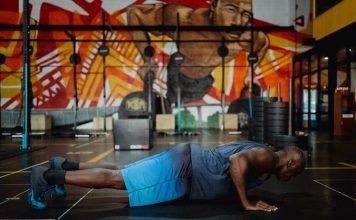 Hombre realizando flexiones durante el WOD chelsea de crossfit