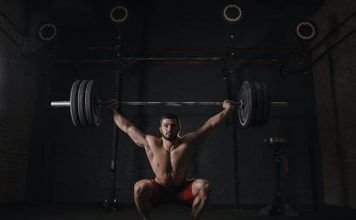 Chico realizando una overhead squat u ohs en crossfit