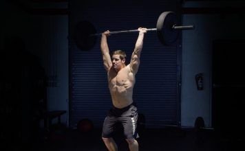 hombre realizando push jerk en wod grettel crossfit