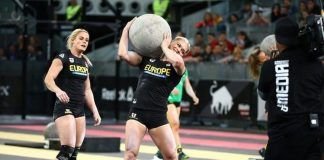 Atleta CrossFit haciendo ejercicio strongman