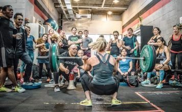 Chica realizando el CrossFit Open en el box