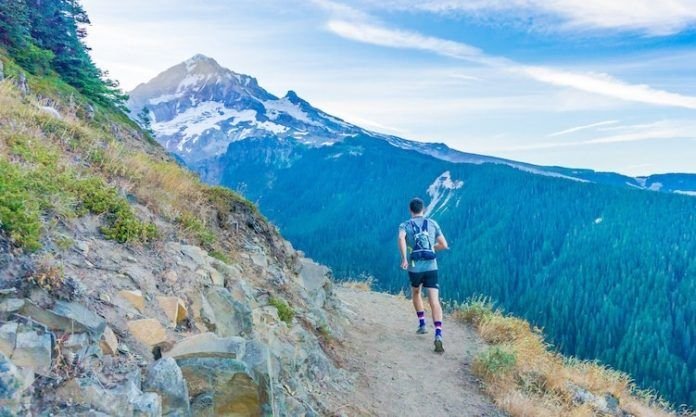 hombre realizando trail running en una montaña